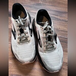 Good condition LIMITED Brooks Adrenaline GTS 22 size 9, grey, rose, black